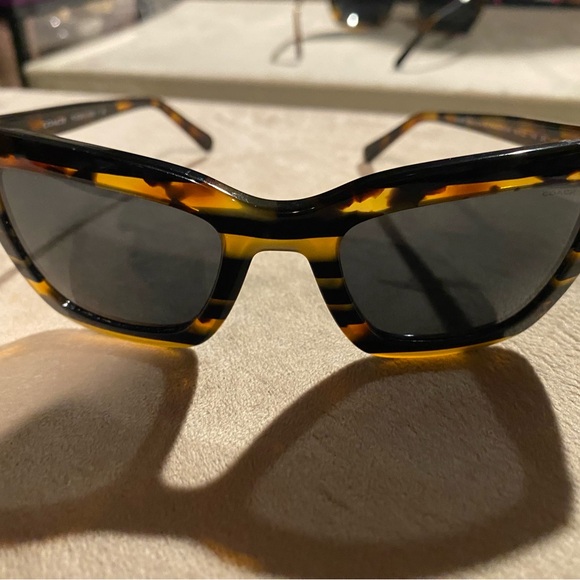 Coach women’s  Sunglasses - Picture 2 of 5